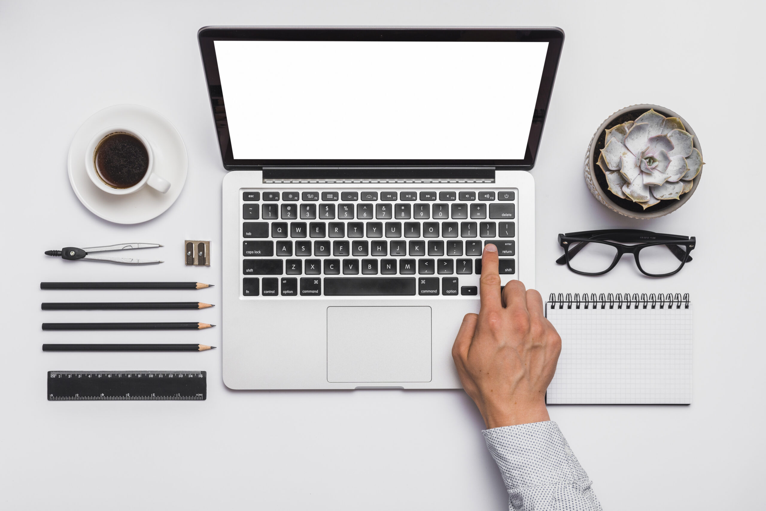 كاتب محتوى يستخدم اللابتوب