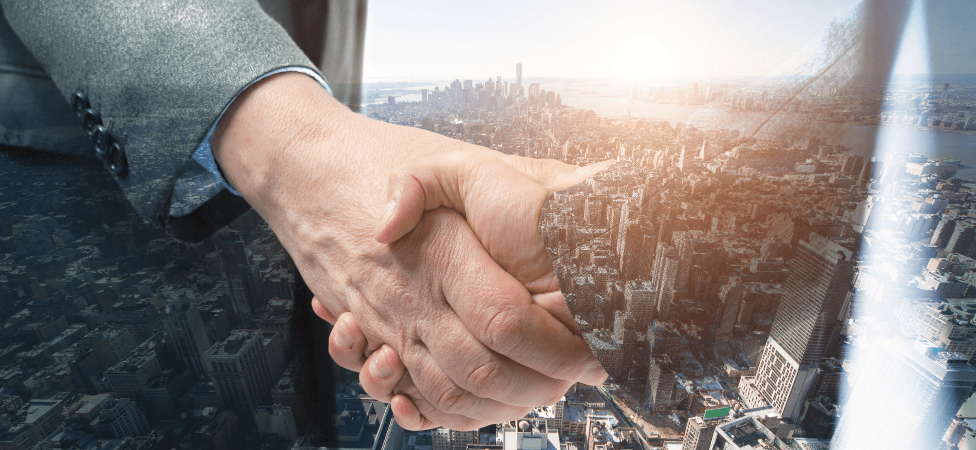 موظفان يتصافحان لتحسين تجربة المرشحين بالذكاء الاصطناعي