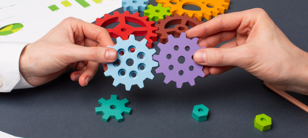 كيف يساعدك الذكاء الاصطناعي في التقليل من التحيز الوظيفي وخلق بيئة عمل متوازنة؟ | Elevatus موظفان يكملان أدوارهما بعيدا عن التحيز الوظيفي