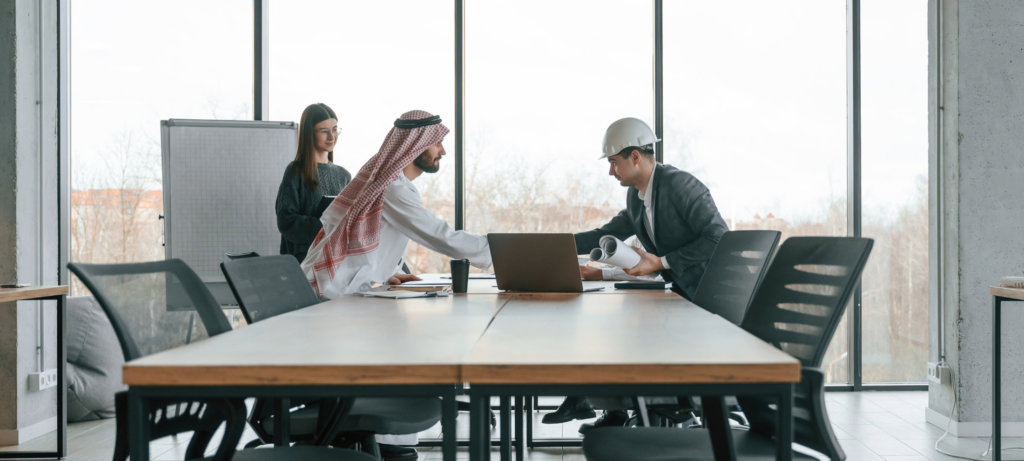 موظف موارد بشرية يحاول حل مشكلة نقص المواهب
