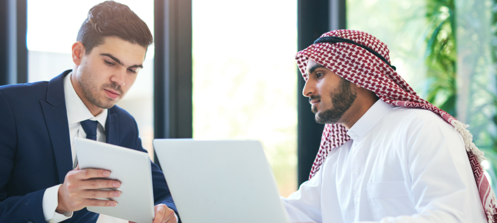موظف موارد بشرية يناقش مشكلة نقص المواهب في الشركة