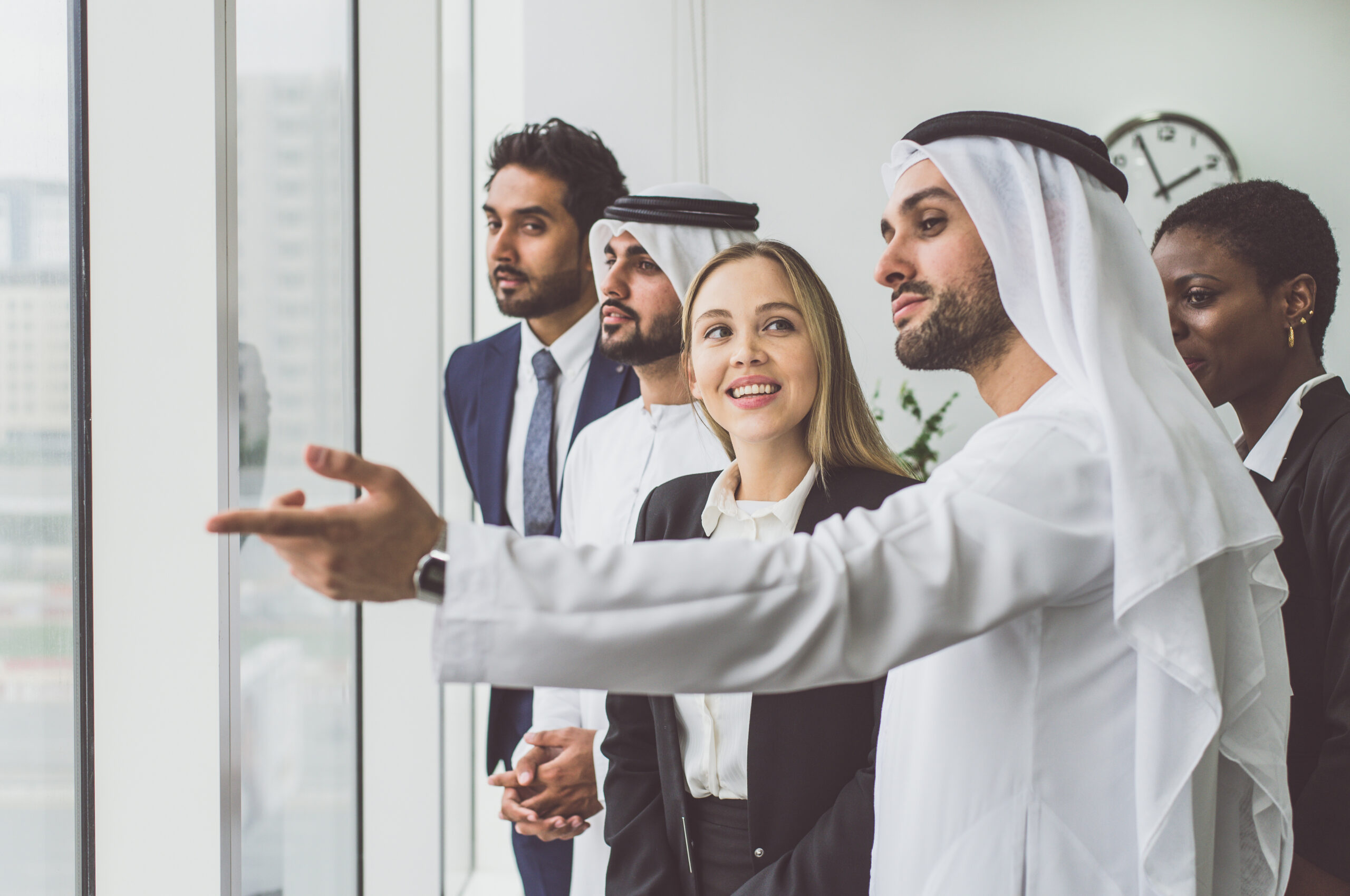 موظف يطبق استراتيجيات تأهيل الموظفين الجدد