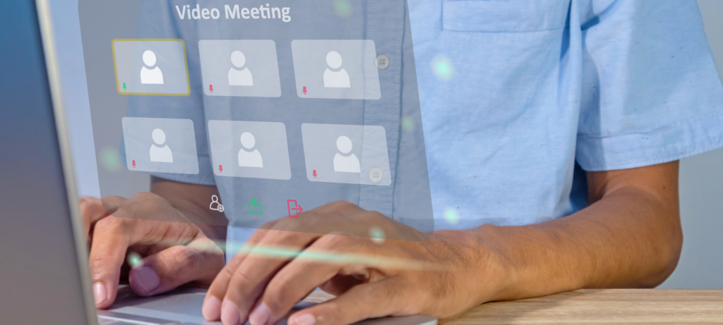 موظف يستخدم تقنية التقييم بالفيديو