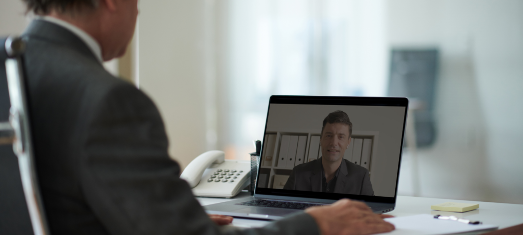 موظف يستخدم تقنية التقييم بالفيديو