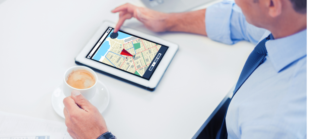 موظف يستخدم تقنية التقييم بالفيديو