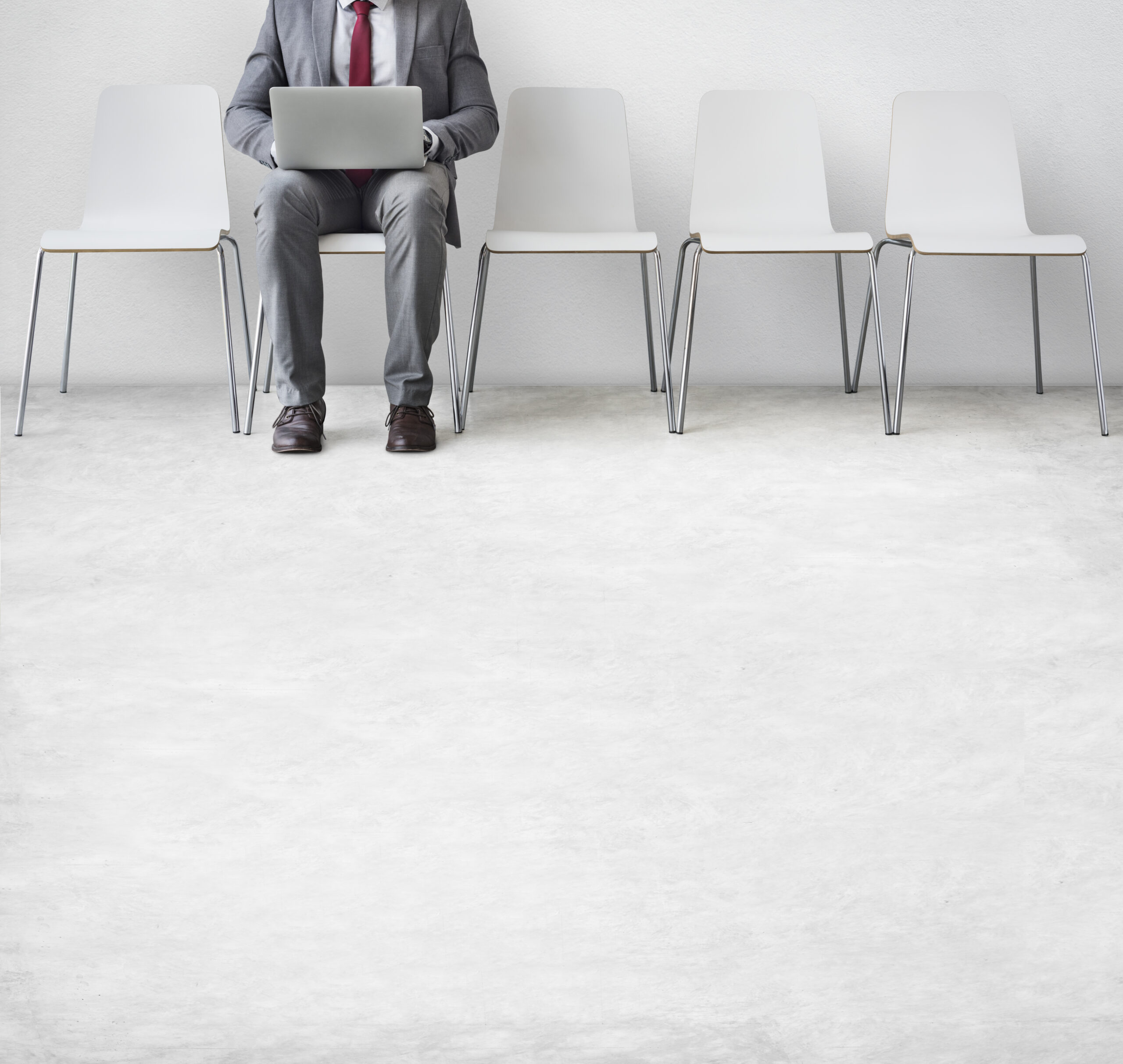 موظف يراقب نتائج فلترة السير الذاتية بالذكاء الاصطناعي