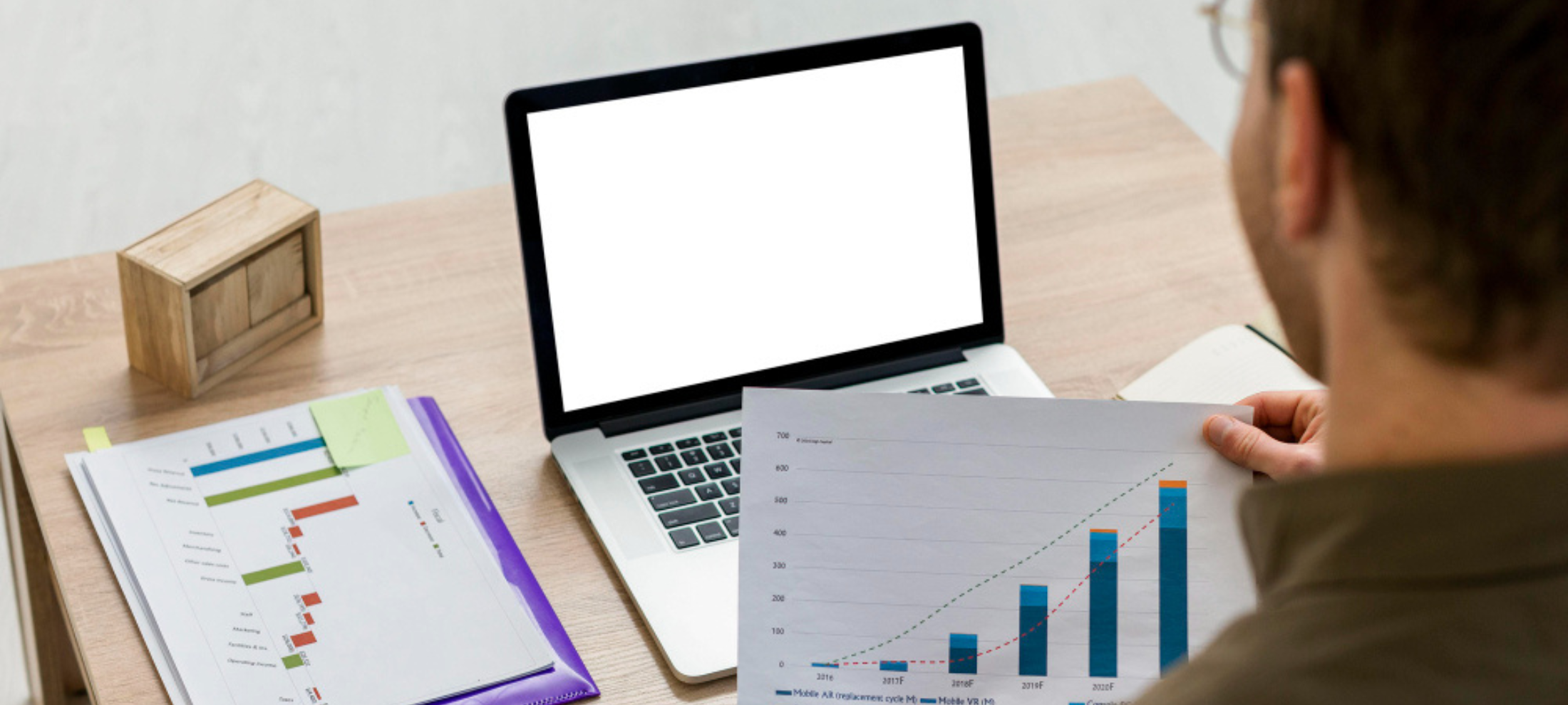 محلل بيانات يستخدم جهازه المحمول