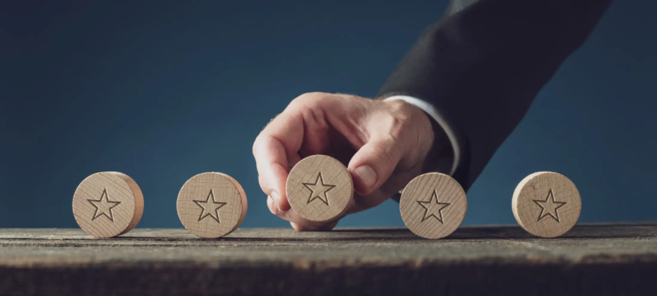 موظف يطبق نظام الحوافز