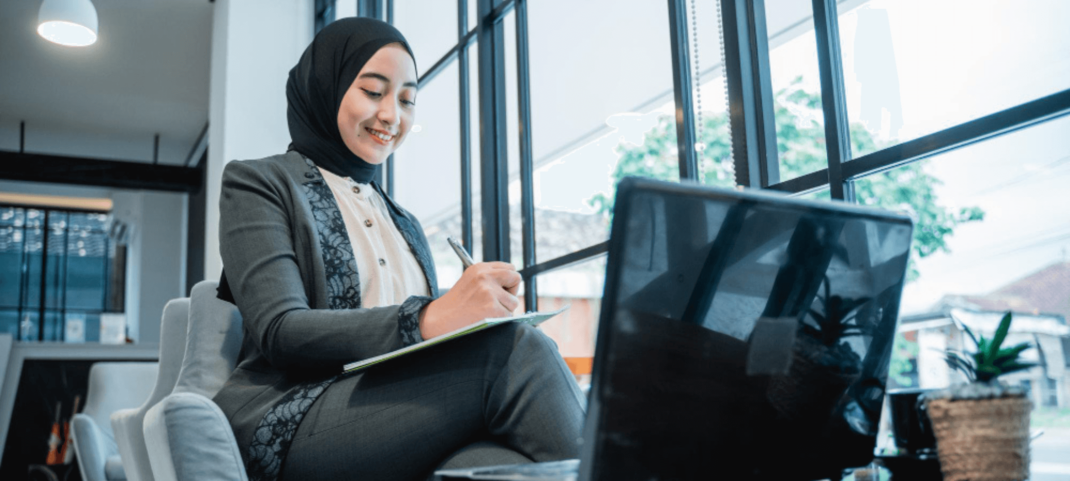 موظفة تجدول المقابلة الجماعية في التوظيف