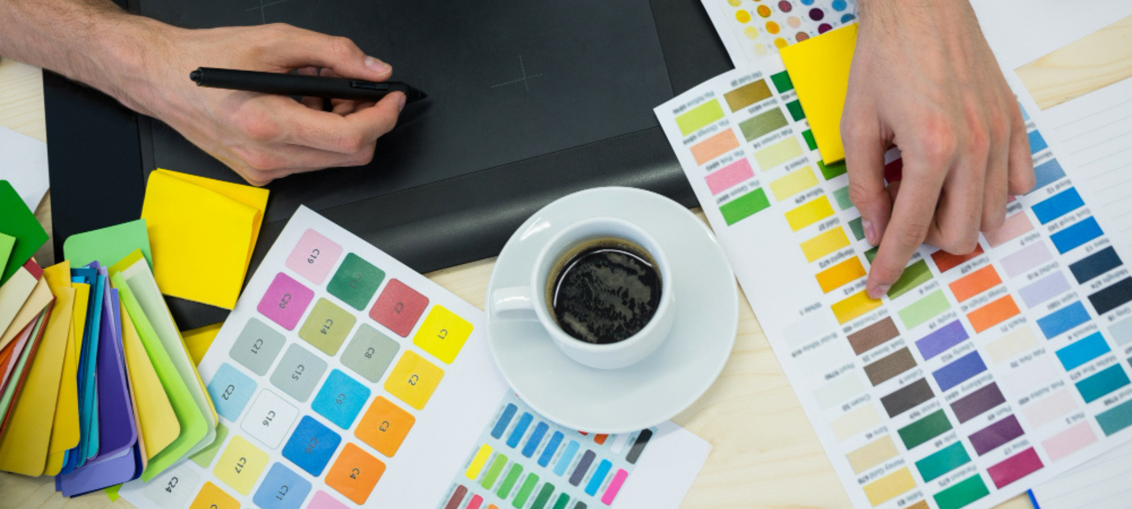 مصمم الجرافيك يقوم بعمله