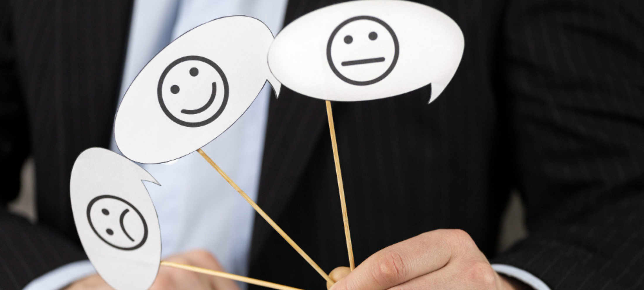 موظف يطبق استبيان رضا العميل