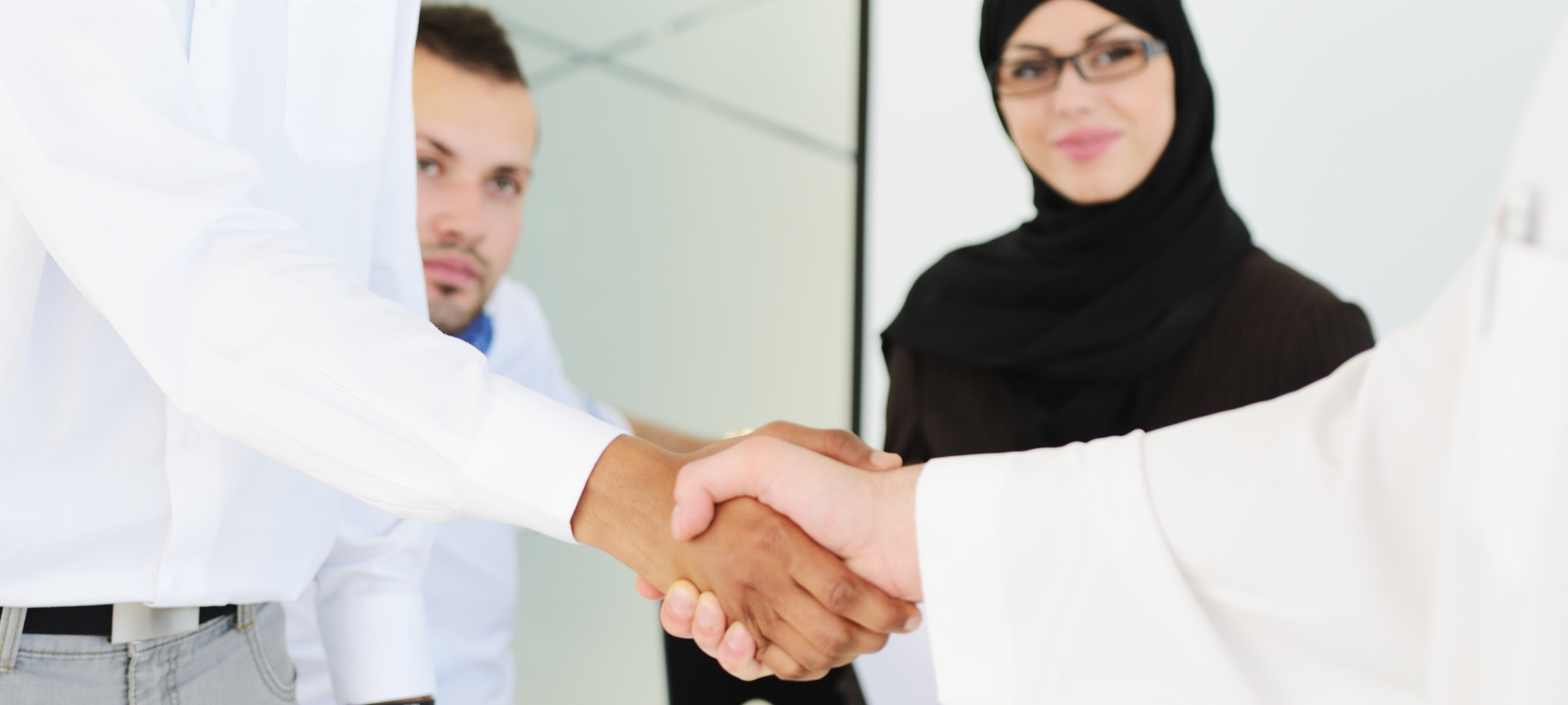 مواطن يقوم بالتنازل عن كفالة موظف وينقلها لآخر