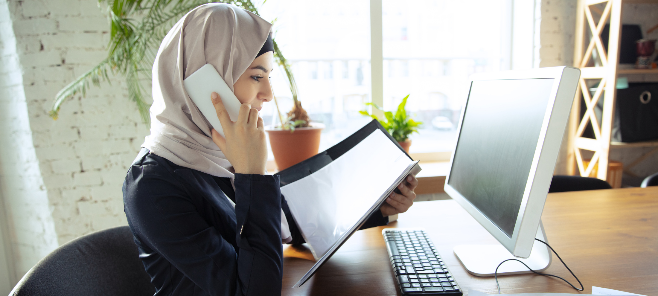 موظفة تطبق قانون العمل المرن