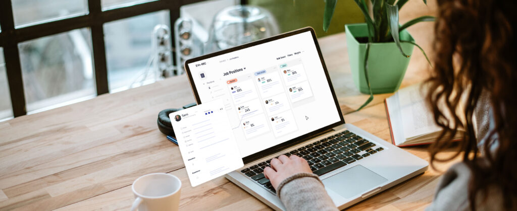 موظفة تستخدم صفحة توظيف من EVA-REC