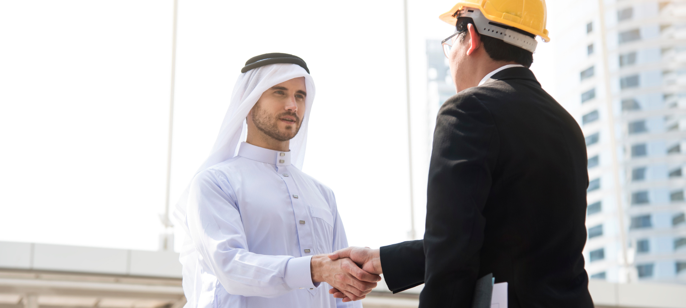 رجلان في العمل يقومان باستلام وتسليم عهدة