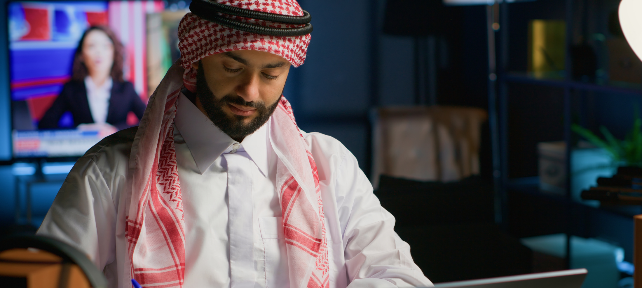موظف يراجع نموذج التحقيق الإداري