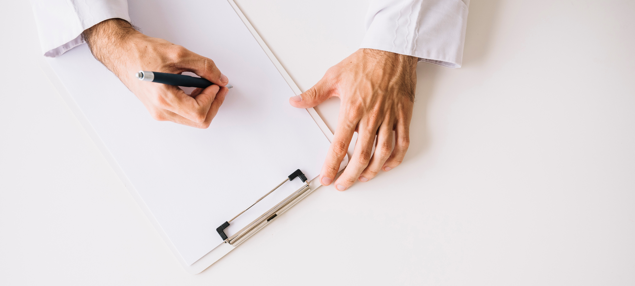 رجل يقوم بكتابة إثبات عمل