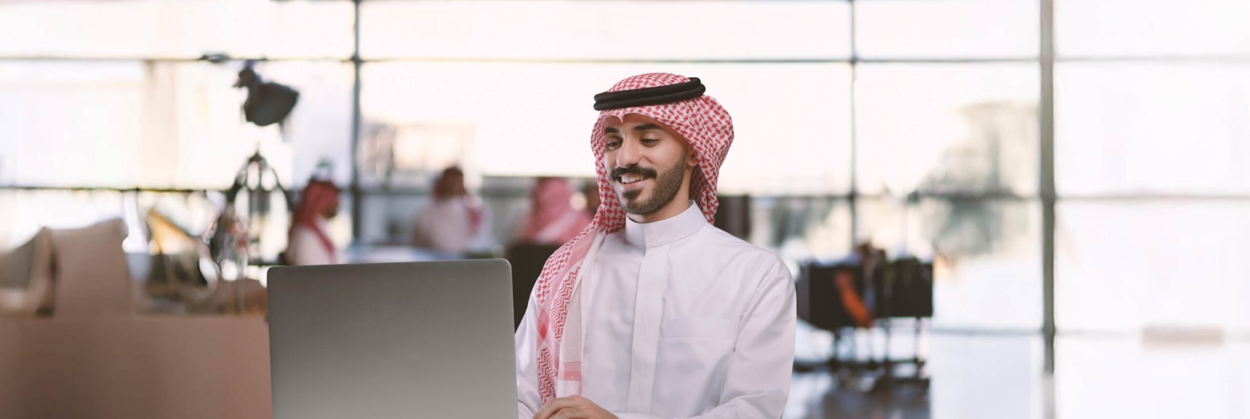 موظف سعودي يستخدم برنامج فلترة السير الذاتية