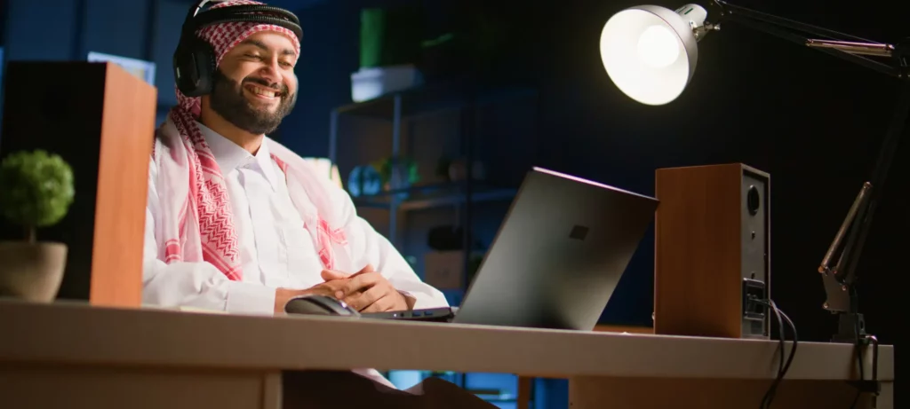 موظف موارد بشرية يستخدم حلول توظيف متقدمة في مقابلات العمل