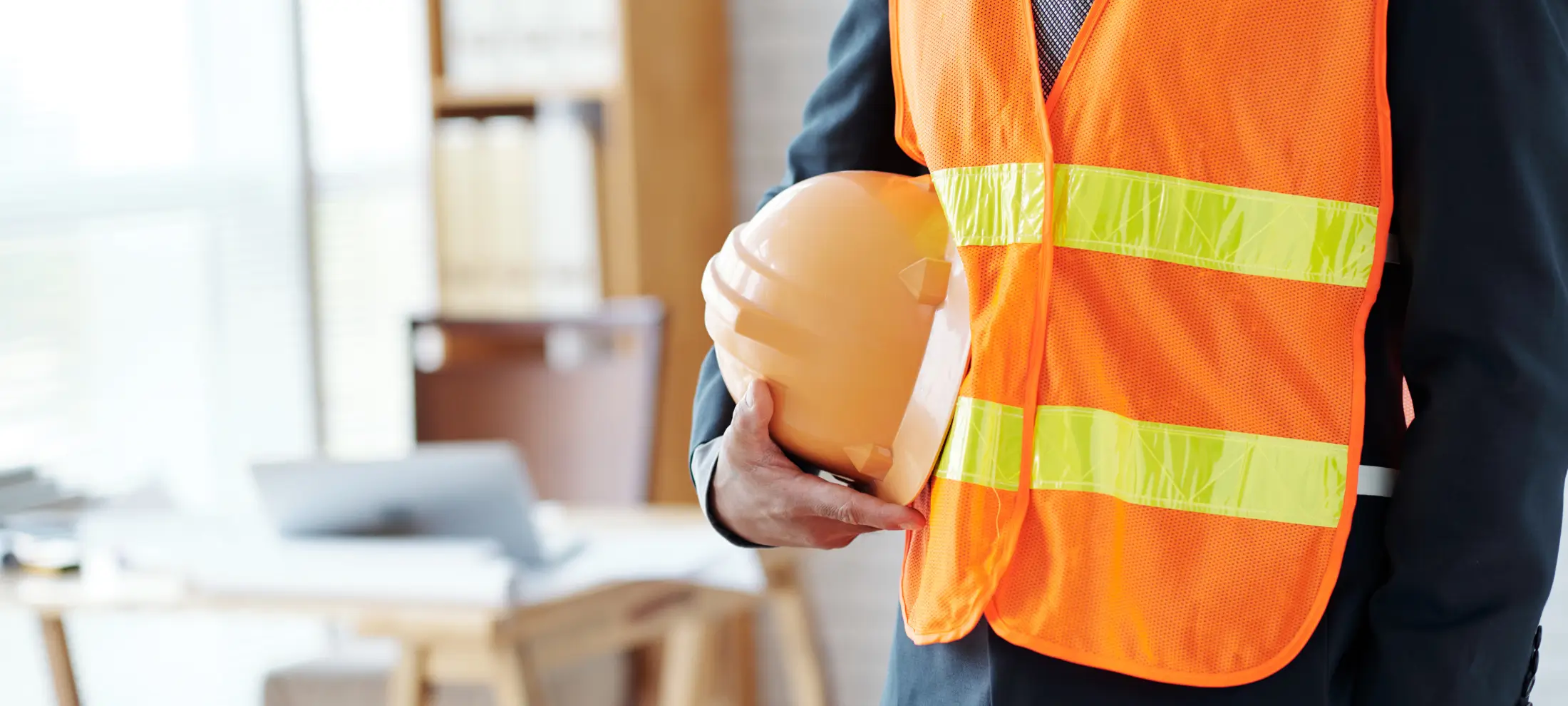 موظف يطبق مبدأ السلامة في مكان العمل