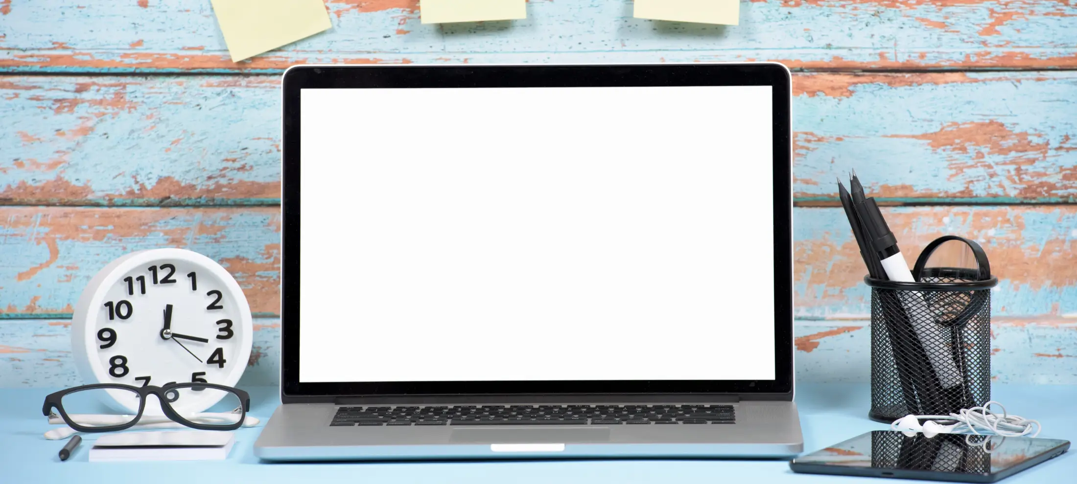 جهاز لابتوب يتضمن جدول زمني للمهام الوظيفية اليومية