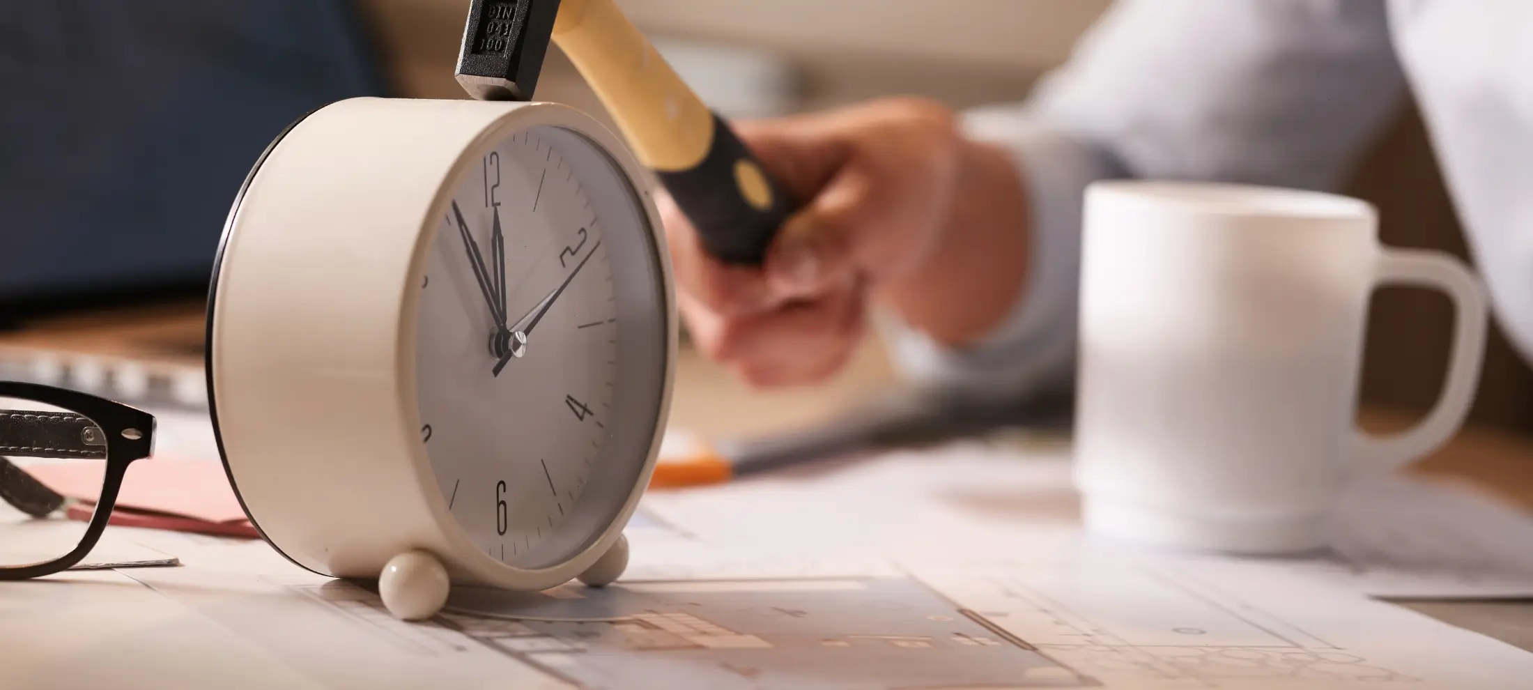 موظف موارد بشرية يواجه تحديات إدارة الوقت في العمل