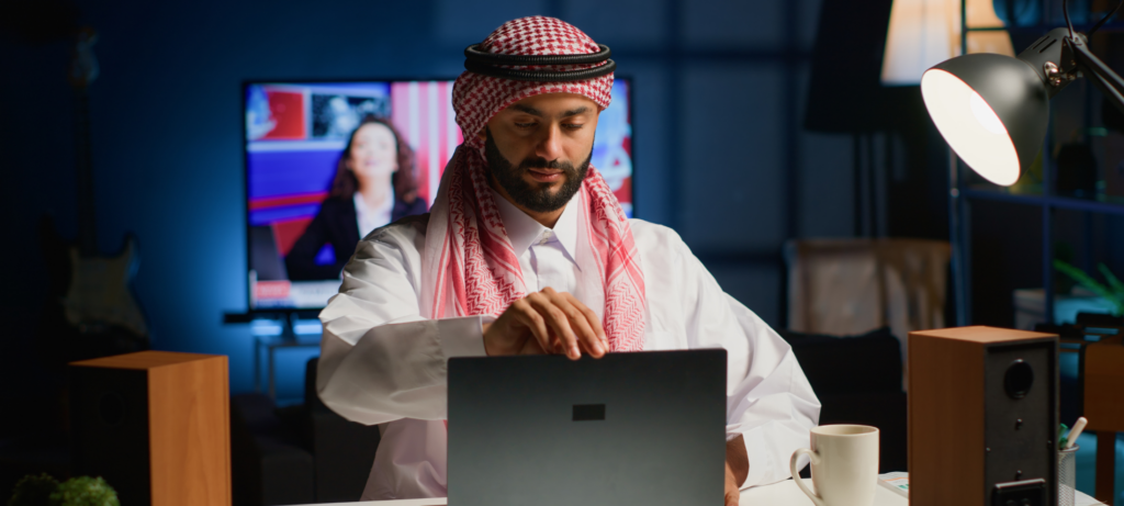 موظف يقوم بالاستقطاب الوظيفي