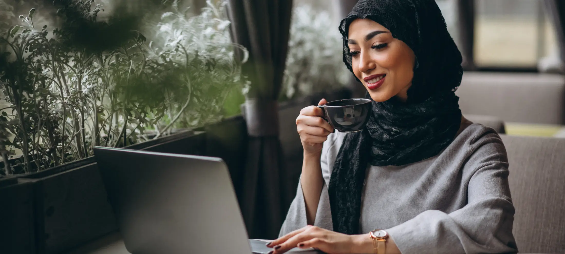 موظفة تمارس العمل الهجين