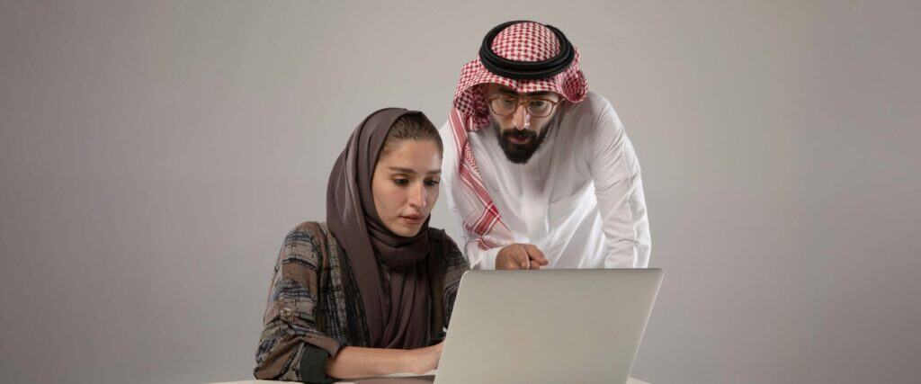 موظفا موارد بشرية يستخدمان حلول توظيف في مقابلات المرشحين