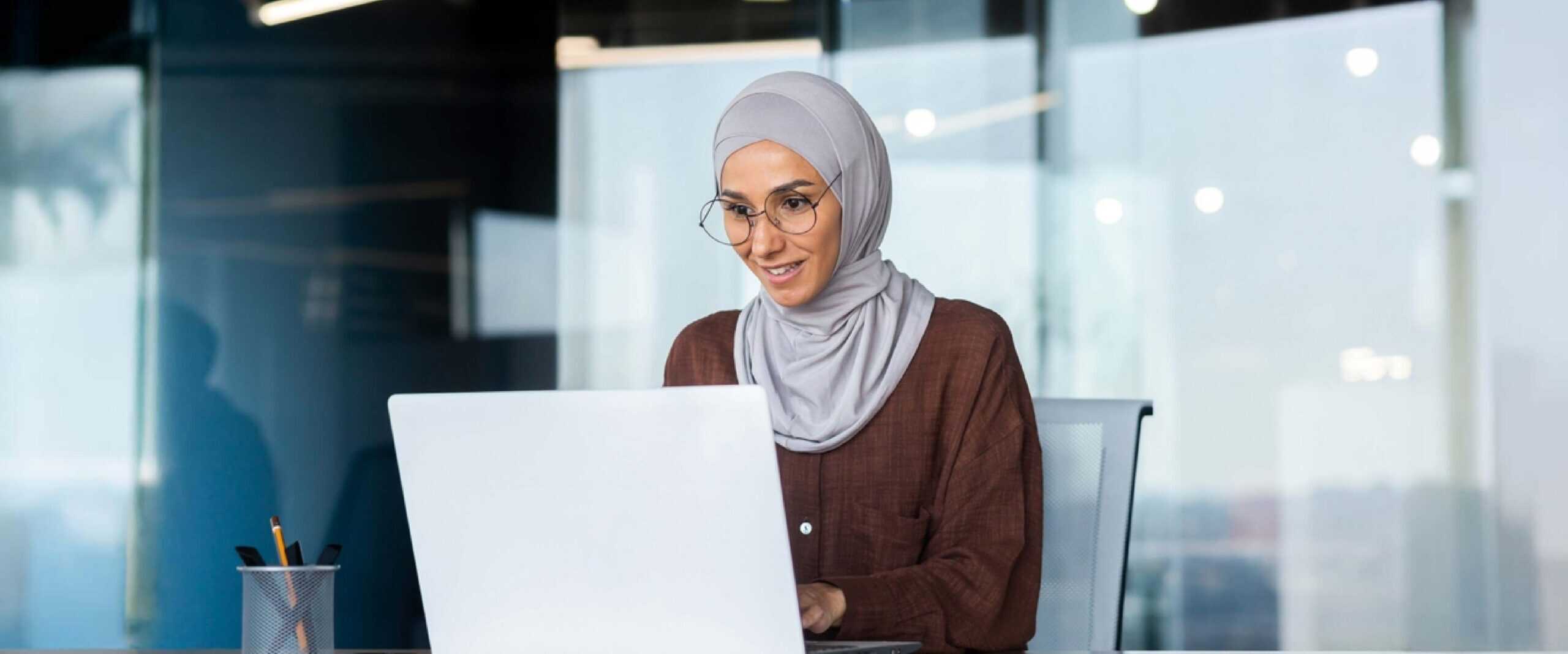 موظفة موارد بشرية في السعودية تقوم باستقطاب المواهب السعودية