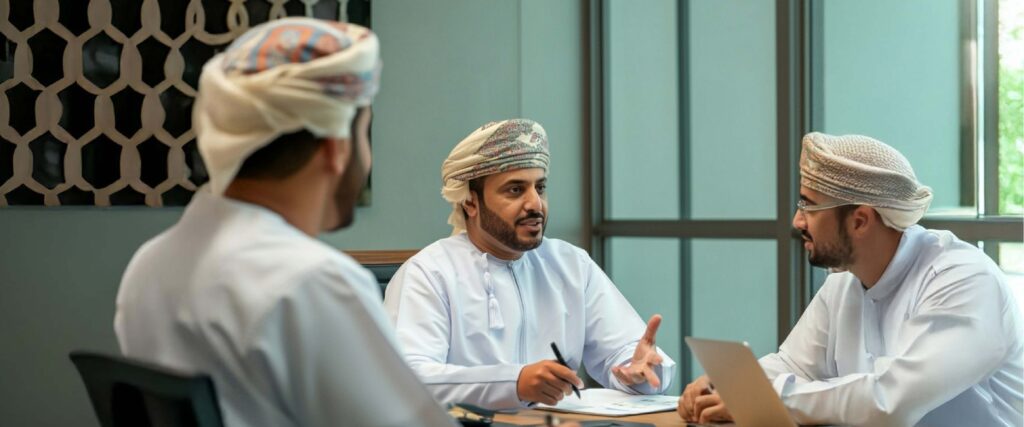 موظفين عُمانيين يتناقشون حول برنامج HR