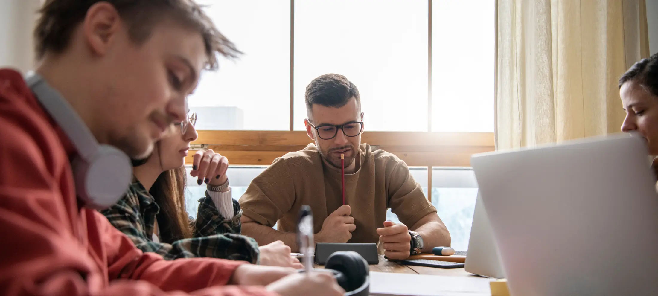 مجموعة من الموظفين من جيل Z يتحدثون