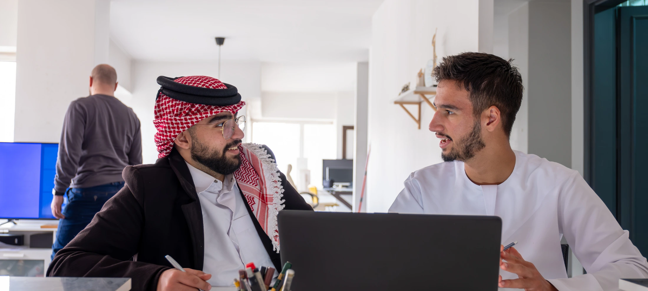 ٤ نصائح مبتكرة وتقنية لتحسين كفاءة الموارد البشرية في العمل الهجين