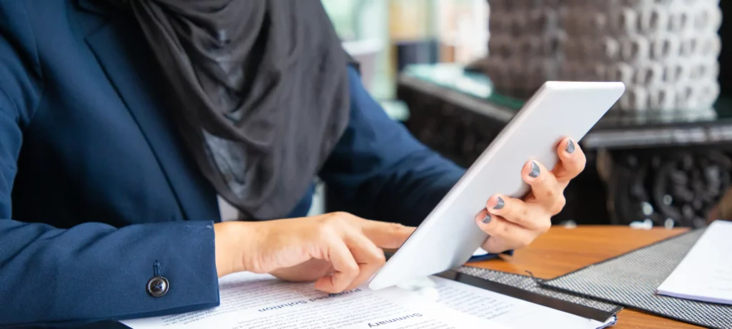 مرشحة تقدم اختبارات التوظيف في سلطنة عُمان