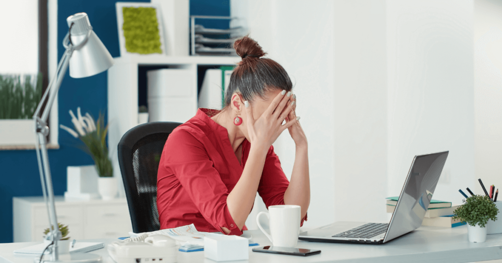 An image of a recruiter reviewing applications from job candidates in Saudi Arabia.
