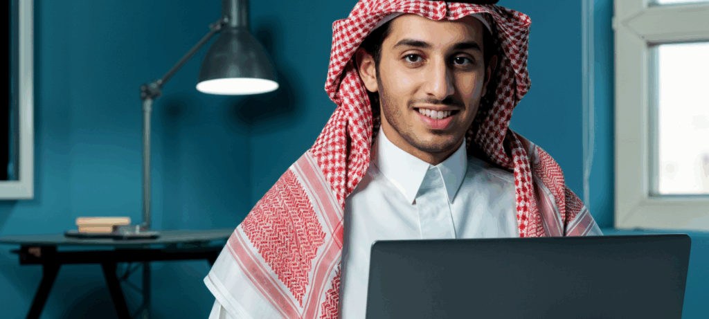 موظف يقوم بمتابعة نظام ATS