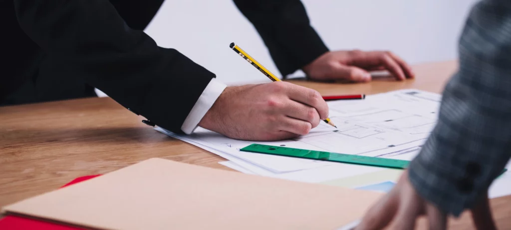 موظفون يقومون بدراسة تخطيط الموارد البشرية