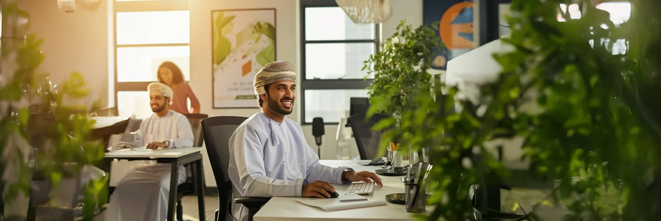 موظف موارد بشرية في عُمان يراجع نتائج اختبار الذكاء العاطفي