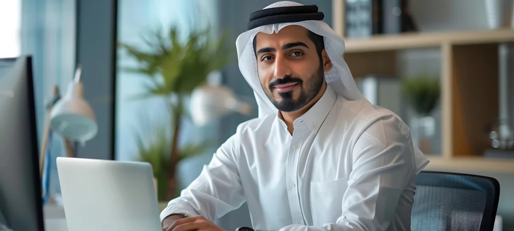 موظف كويتي يستخدم برنامج مقابلات افتراضية بالفيديو