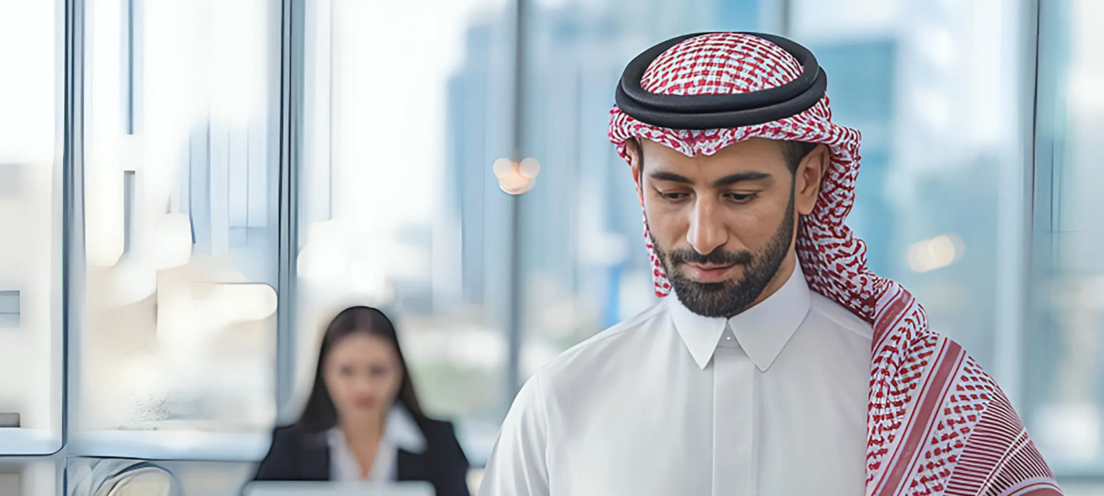 موظف يجهز مخالصة مالية بعد انتهاء العقد