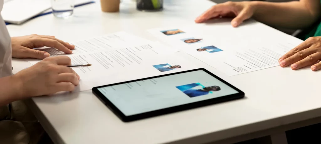 موظف يقدم طلب الحصول على  شهادات الموارد البشرية