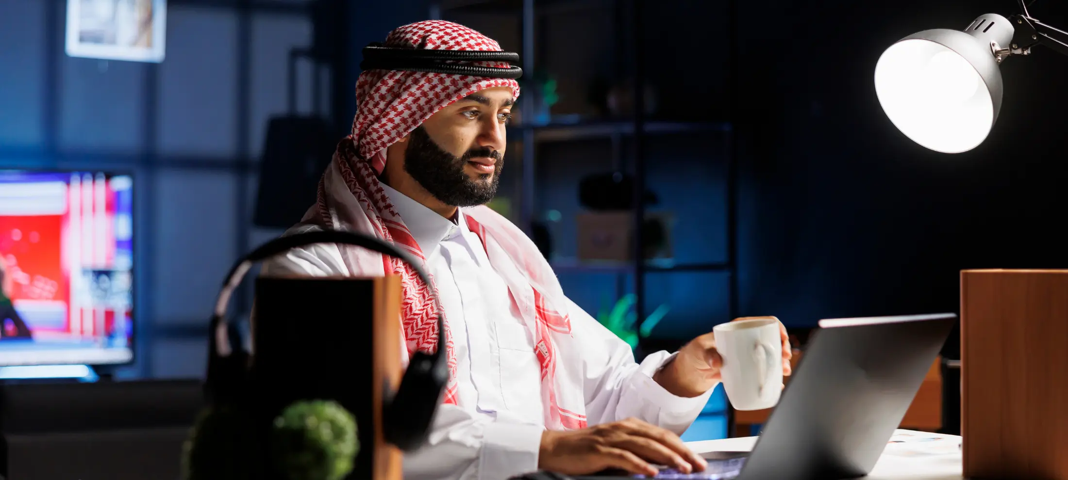 موظف يقوم بكتابة نموذج جرد مخزون