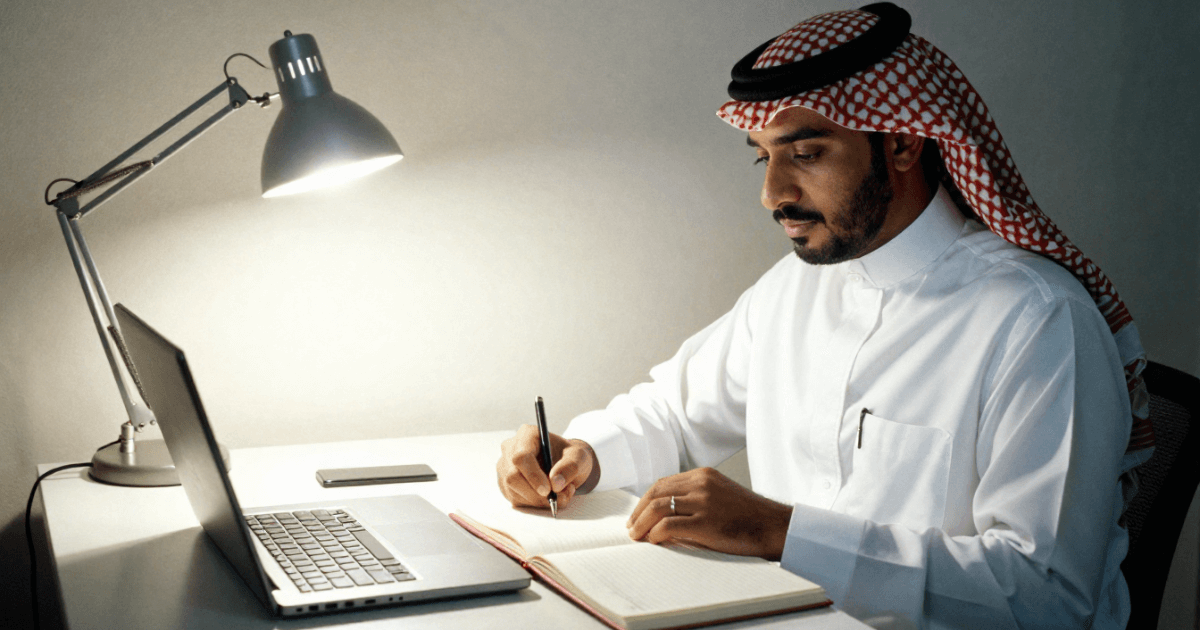 موظف سعودي يكتب نموذج إقرار اسلام مستحقات